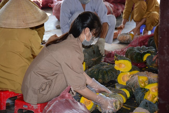 Continuing to support people in need in the Covid-19 pandemic of Hoang Phap Pagoda (series 7)